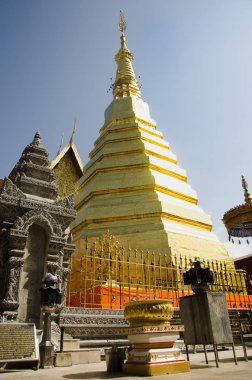 Glod chedi insanlar için Wat Phra ki Cho Hae tapınağı ziyaret edin ve 