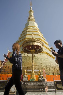 Asya Tay insanlar dua saygı ve seyahat ve poz fotoğraf çekmek 
