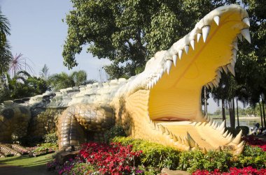 Büyük timsah heykeli adı Chalawan genel Park insanlar v