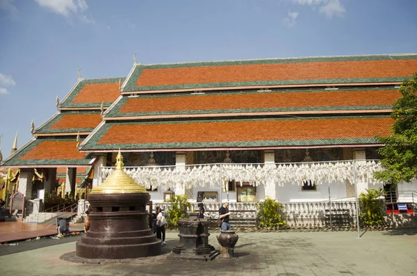 Asian thai people and foriegner people respect praying and walk — Stock Photo, Image