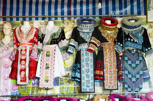 Vrouwelijke kleding kostuum traditionele van etnische Hmong shop voor pers — Stockfoto