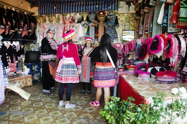 Seyahat etmek insanlar değiştirmek ve kostüm EDDS geleneksel al — Stok fotoğraf