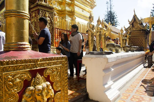 Asiático tailandés pueblo y extranjero respeto orar y posar tomar pho — Foto de Stock