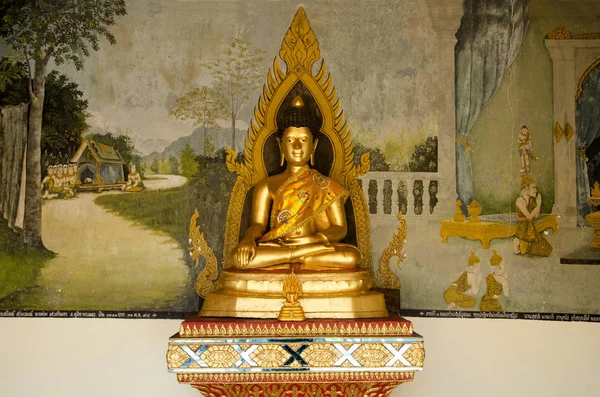 人々 の尊敬とワット ・ プラ ・詣での黄金の仏像 — ストック写真