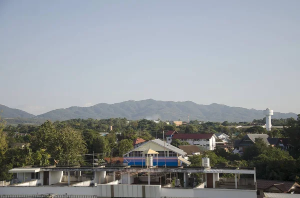 Τοπίου και το αστικό τοπίο με την οδική κυκλοφορία: Λαμπάνγκ πόλη στην mor — Φωτογραφία Αρχείου