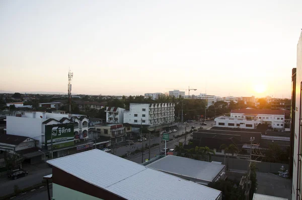 Paisagem e paisagem urbana com estrada de trânsito da cidade de Lampang em mor — Fotografia de Stock