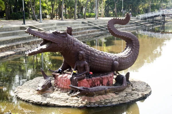 Nom de statue de crocodile Chalawan devant le pavillon dans le lac pour — Photo