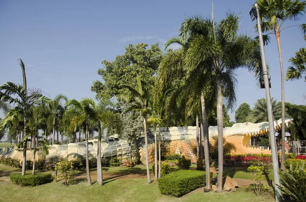 Gran estatua de cocodrilo nombre Chalawan en el parque público para la gente v — Foto de Stock