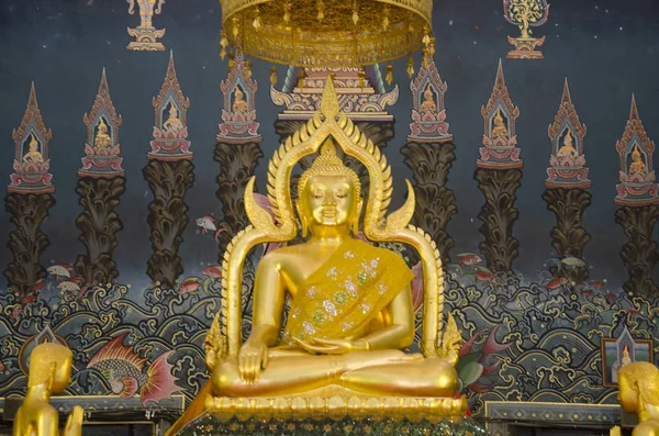 Buddha nome statua Luang Pho Phet in ubosot per le persone che pregano un — Foto Stock