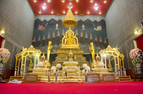 Buddha socha název Luang Pho Phet v ubosot lidí se modlí — Stock fotografie