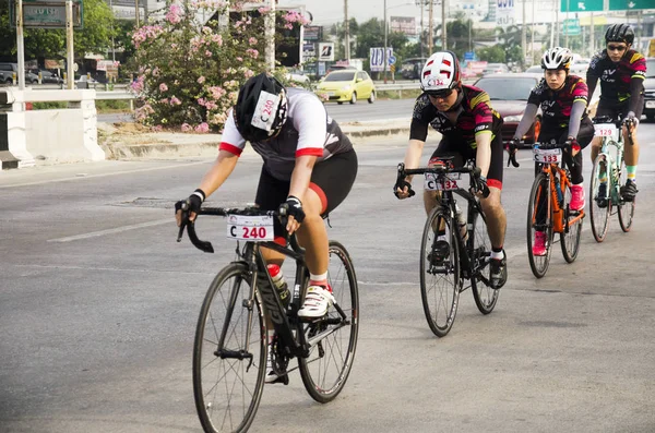 Азиатские тайцы велосипед в гонке на улице шоссе с — стоковое фото