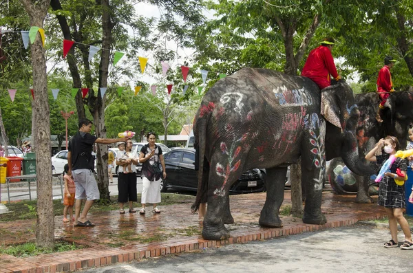 Thaise mensen als buitenlander reizigers spelen en spatten — Stockfoto