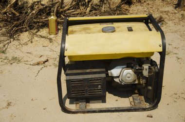 Eski ve hasarlı elektrik jeneratörü dinamo elektrik motorlu