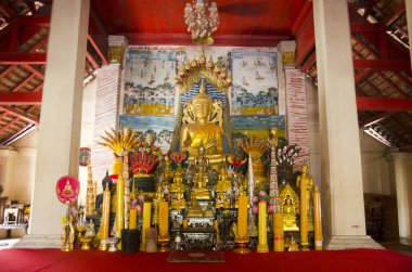 WAT Si Khun Mueang Tapınağı Tay insanlar saygı ve wi dua için