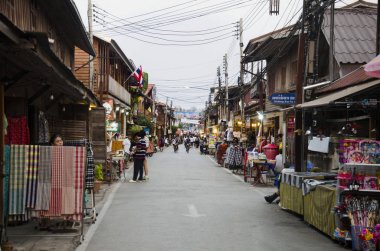 Asya Tayland halkı ve yabancı yolcuları seyahat ve walki ziyaret edin