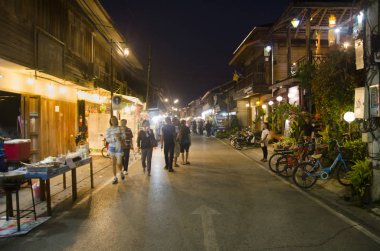 Asya Tayland halkı ve yabancı yolcuları seyahat ve walki ziyaret edin