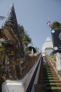 Kadın Tay insanlar seyahat ve Wat Phra ki Si şarkı Rak poz