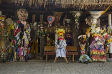 Asya Taylandlı kadın maskesi kafasını kostüm Phi Ta Khon d takarak