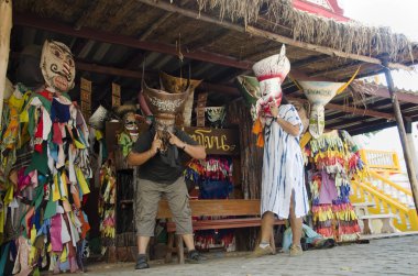 Maske kafasını kostüm Phi takarak Asya Tayland halkı gezgin