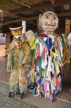 Maske ve Phi Ta Khon Hayalet Festivali olarak da bilinen Bun kostüm