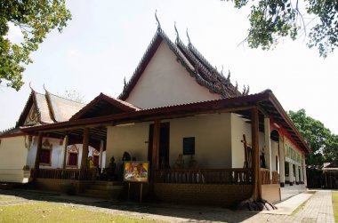 Ubosot insanlar ve dua gezginler için altın buddha heykeli