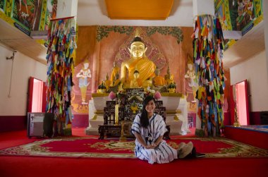 Asya Taylandlı kadın ziyaret ve ubosot Wa, dua eden Buda heykeli
