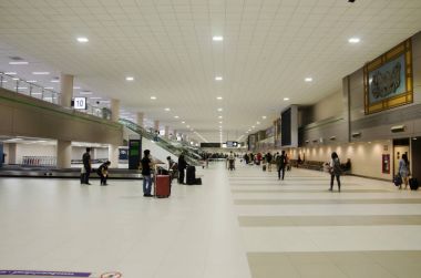 Yolcu ve gezgin insanlar sürükle Bagaj ve bekle lugg al