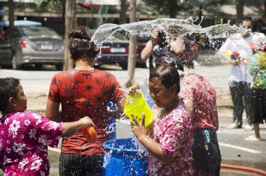 Oynama ve su sıçramasına Tay insanlar ve yabancı yolcuları 