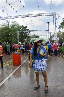 Gezgin Taylandlı kadın poz ve seyahat Songkran Festiv ile katılmak