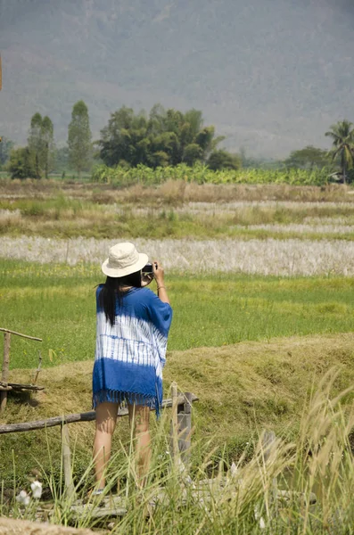 Thaise vrouwen mensen reizen en poseren schieten foto's voor het schrijven van b — Stockfoto