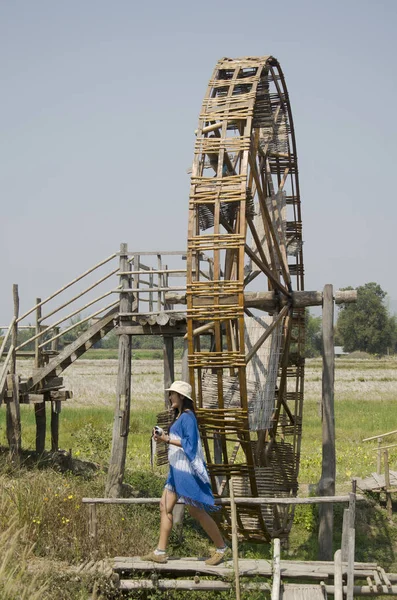 Las mujeres tailandesas viajan y posan con gran paca de turbina de madera — Foto de Stock