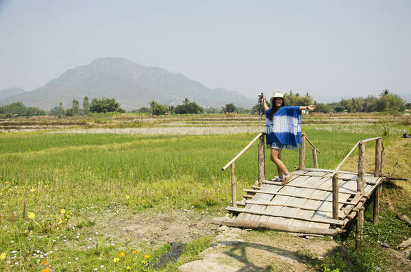 Тайские женщины путешествуют и позируют для фотосессии
