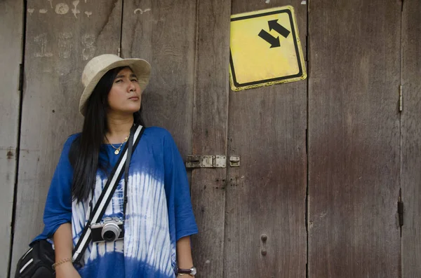 Азіатські жінки тайський мандрівника візит і позують для сфотографуватися з o — стокове фото