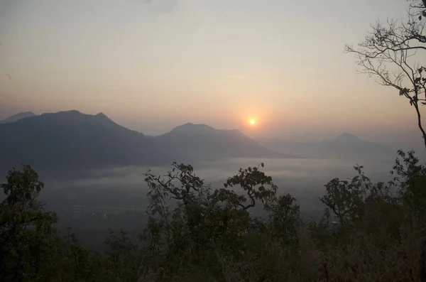 Vew da montanha do tok do phu com névoa e sol no ponto de vista em mornin — Fotografia de Stock