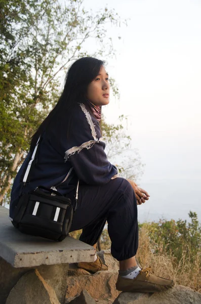 Ταξιδιώτες Ταϊλανδικό γυναίκα, κάθονται και ποζάρουν για να τραβήξετε φωτογραφία κατά την άποψη — Φωτογραφία Αρχείου