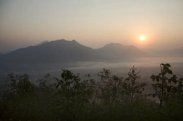 Toegangscode van phu tok berg met mist en zon op gezichtspunt in mornin — Stockfoto