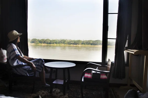 Sozinha tailandesa mulher sentada na cadeira olhando paisagem vista e flo — Fotografia de Stock
