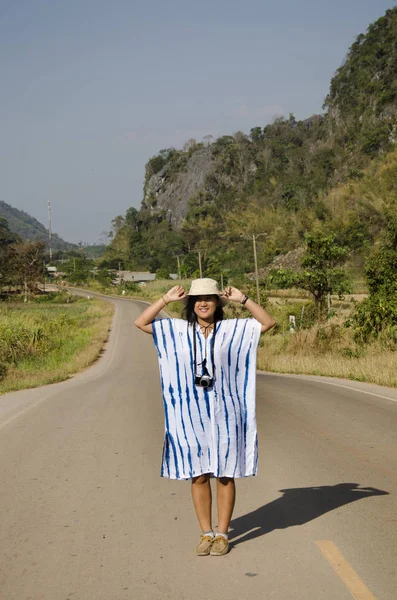 Les femmes thaïlandaises voyagent et posent sur la route vers Suan Hin P — Photo