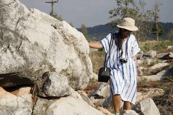 Thaise vrouwen mensen reizen en poseren met stenen tuin op Suan Hi — Stockfoto