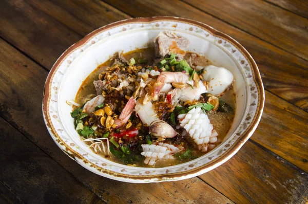 Speciale pittige noedelsoep of noedels tom yam soep Thaise stijl wit — Stockfoto