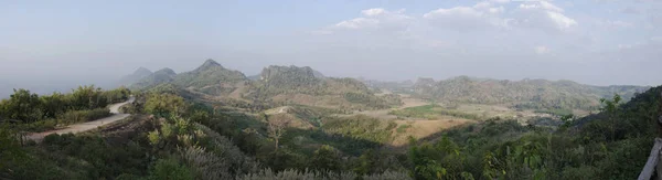 Paysage panoramique et vue sur la montagne Phu Pa Po ou la ville de Fuji L — Photo