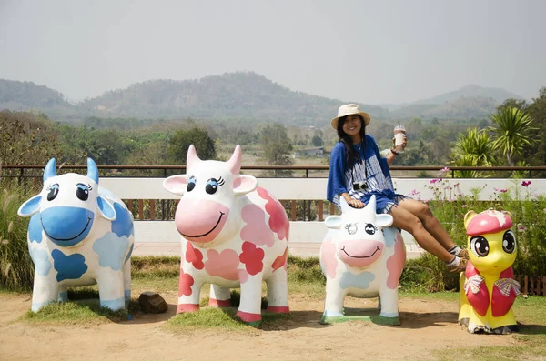 Tailandês mulheres pessoas viajam e posando sentar na vaca família boneca statu — Fotografia de Stock