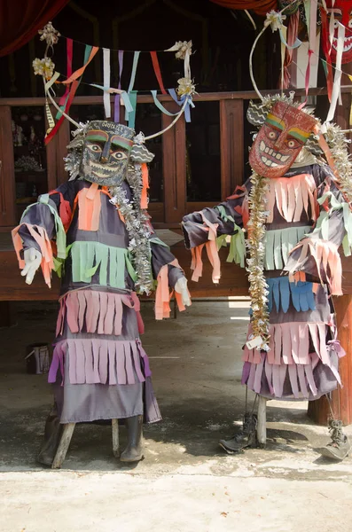 Маски и костюм Пхи Кон Нам или традиция ватты-призрака — стоковое фото