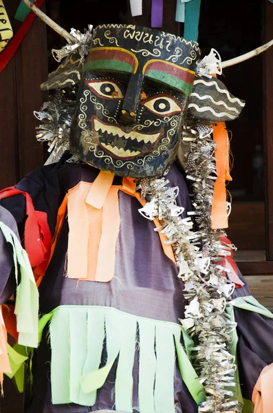 Maskeler ve Phi Kon Nam veya hayalet taşıma wat geleneği kostüm — Stok fotoğraf
