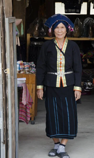 Thailändische Frauen älteren Tai Damm Menschen tragen Tracht traditionell für ta — Stockfoto