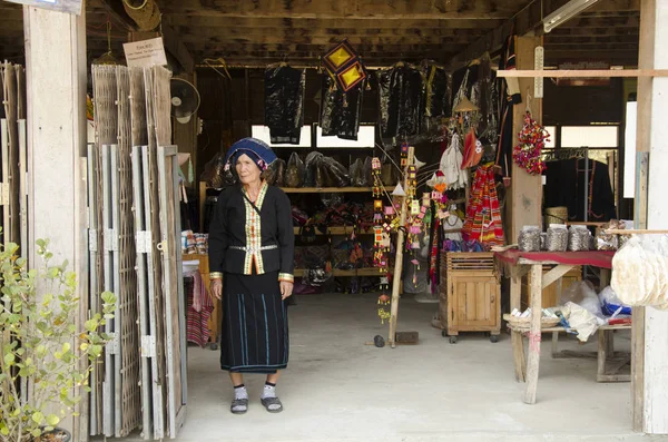 Taylandlı kadınların üst düzey Tai Barajı insanlar için geleneksel kostüm giymek ta