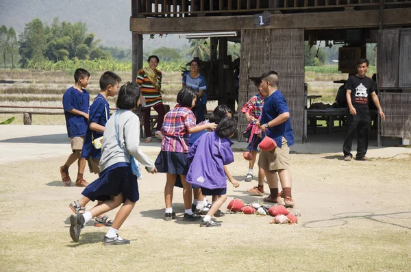 Thaise student bezoek en educatieve rondleiding in Tai Dam etnische museum — Stockfoto