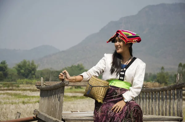 Viajeros mujer tailandesa vistiendo traje tradicional de Tai Dam ethn —  Fotos de Stock
