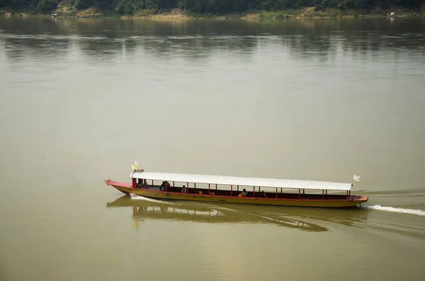 Pasajero barco traer viajeros personas visitan y viajan en Mekong — Foto de Stock