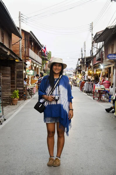 Asiática tailandesa viajero visita y posando para tomar una foto en el —  Fotos de Stock